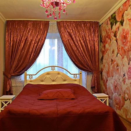 Roses Apartment In The City Center チェルニーヒウ エクステリア 写真