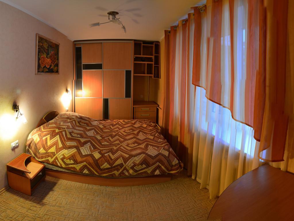 Roses Apartment In The City Center チェルニーヒウ エクステリア 写真