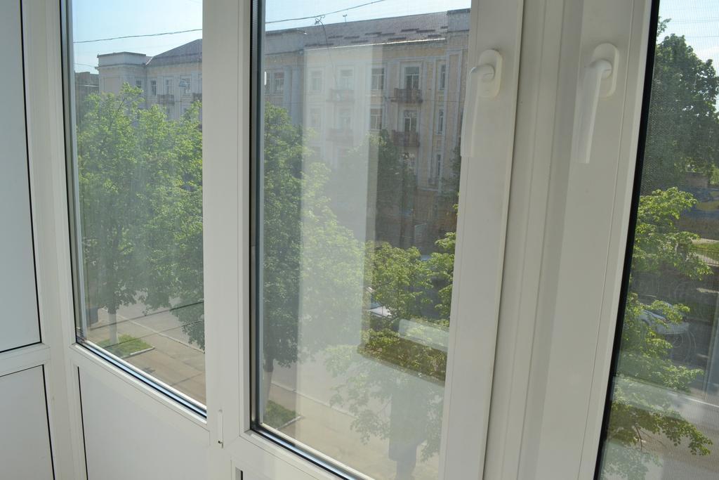 Roses Apartment In The City Center チェルニーヒウ エクステリア 写真