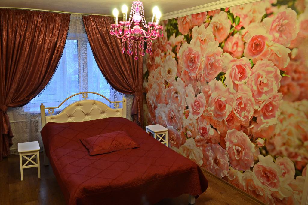 Roses Apartment In The City Center チェルニーヒウ エクステリア 写真