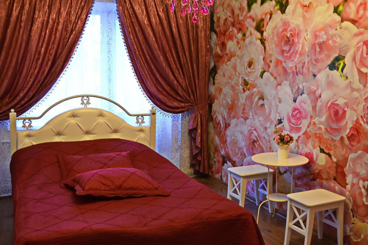 Roses Apartment In The City Center チェルニーヒウ エクステリア 写真